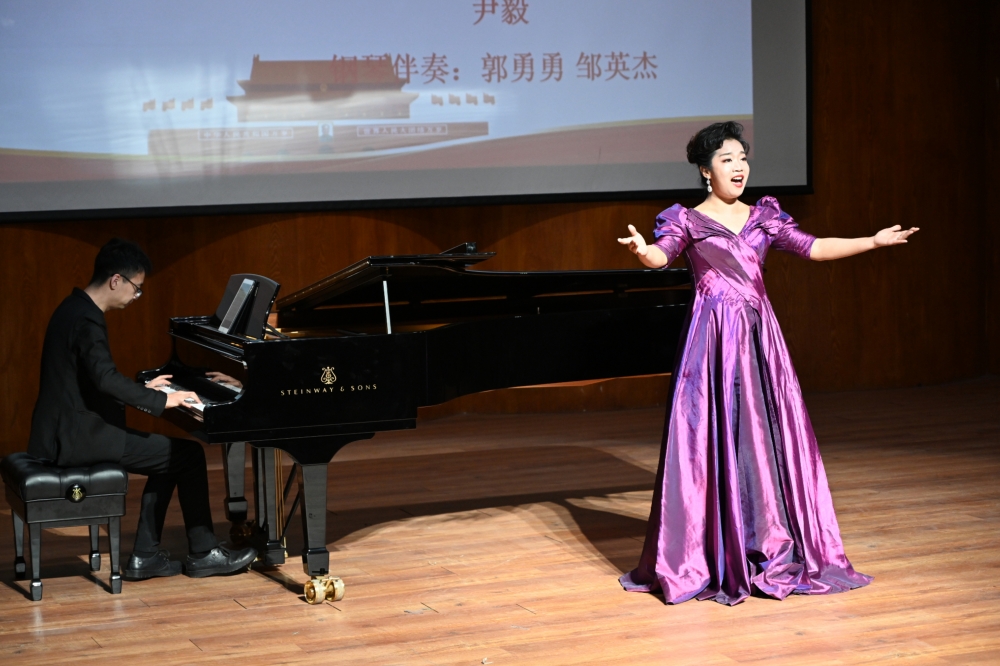 歌曲《黨啊親愛的媽媽》演奏 蔡成章 攝