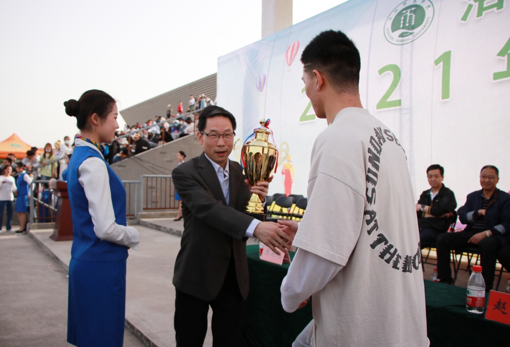 3.副校長(zhǎng)張運(yùn)禮為獲獎(jiǎng)團(tuán)隊(duì)頒發(fā)獎(jiǎng)杯
