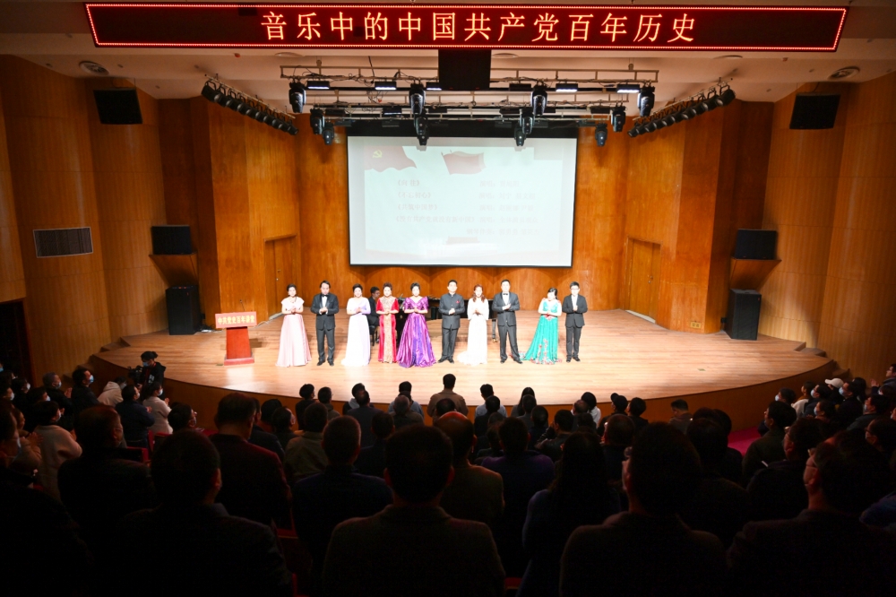 全體演員觀眾合唱《沒有共產(chǎn)黨就沒有新中國》 蔡成章 攝