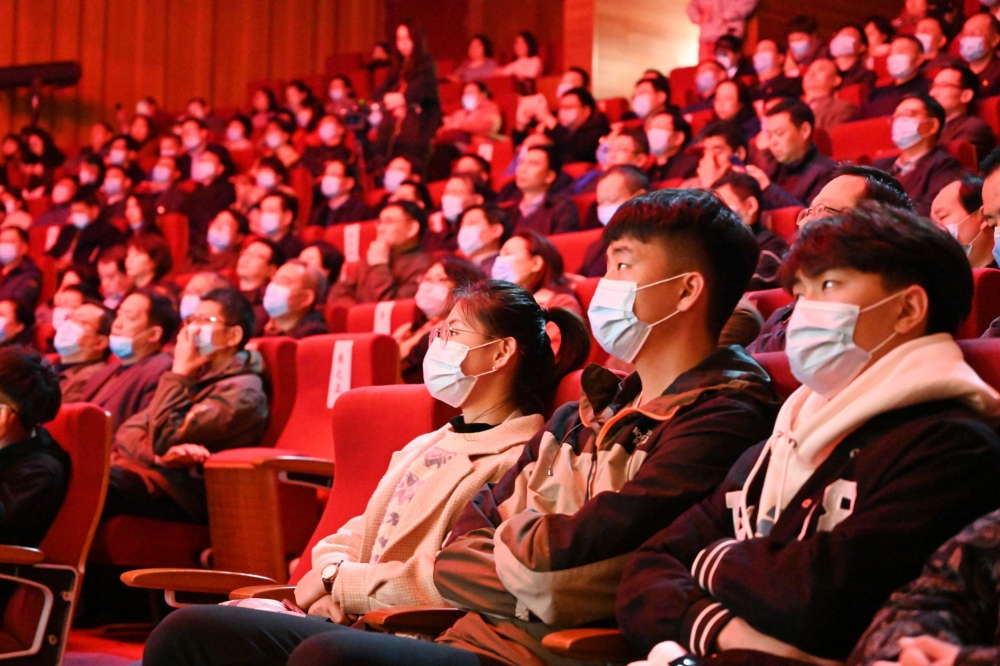 現(xiàn)場師生聆聽黨課 蔡成章 攝