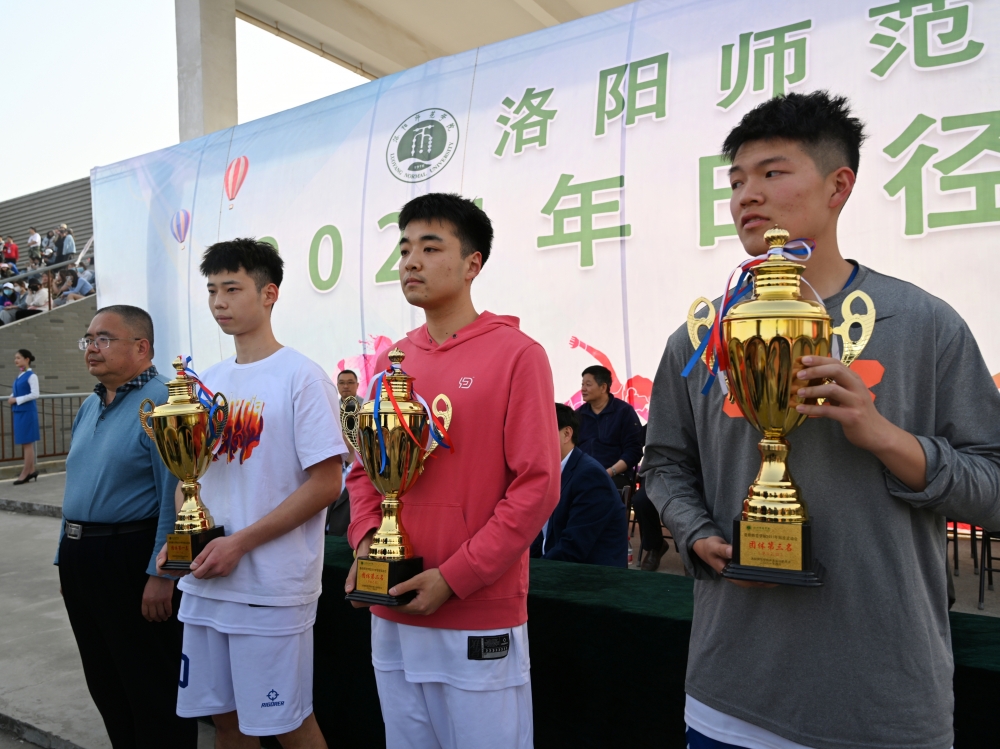 2.副校長(zhǎng)李曉彥為獲獎(jiǎng)團(tuán)隊(duì)頒發(fā)獎(jiǎng)杯