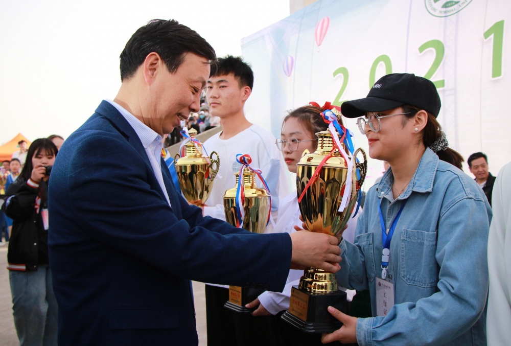 1.副校長(zhǎng)趙海彥為獲獎(jiǎng)團(tuán)隊(duì)頒發(fā)獎(jiǎng)杯