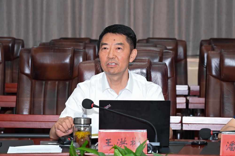 校黨委書記王洪彬主持座談會并講話